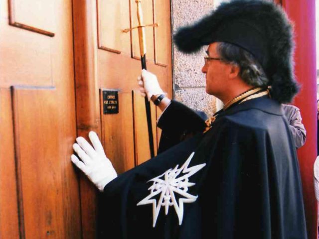 Ritueel voor het betreden van de kerk - Grand Sacre 2004