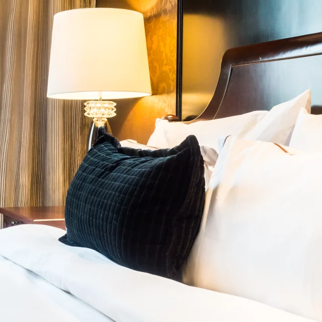 Wit kussen op bed met tafellamp decoratie in slaapkamer interieur