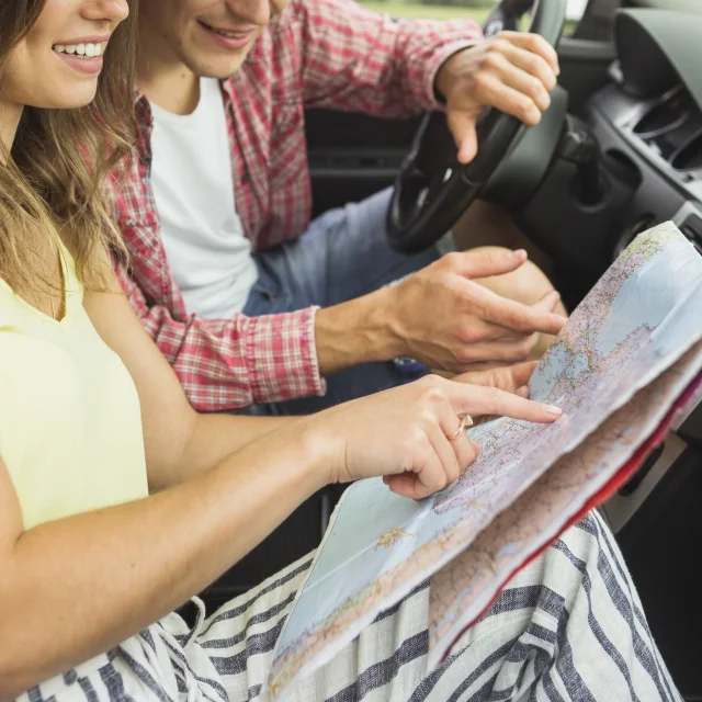 Paar Zittend Auto Wijzend Vinger Locatie Navigatie Kaart