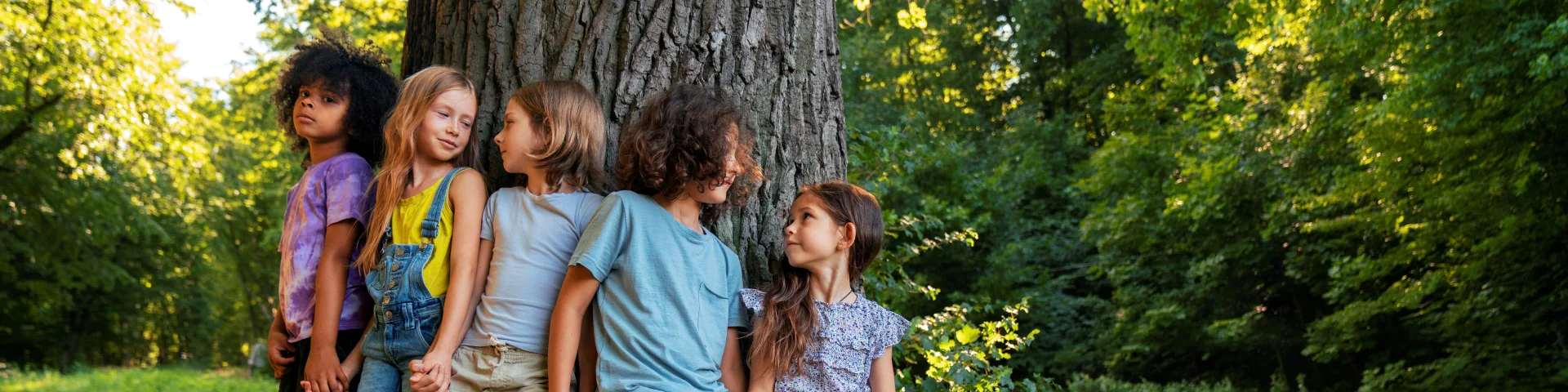 Full Shot Kids Holding Hands