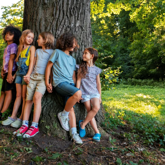 Full Shot Kids Holding Hands