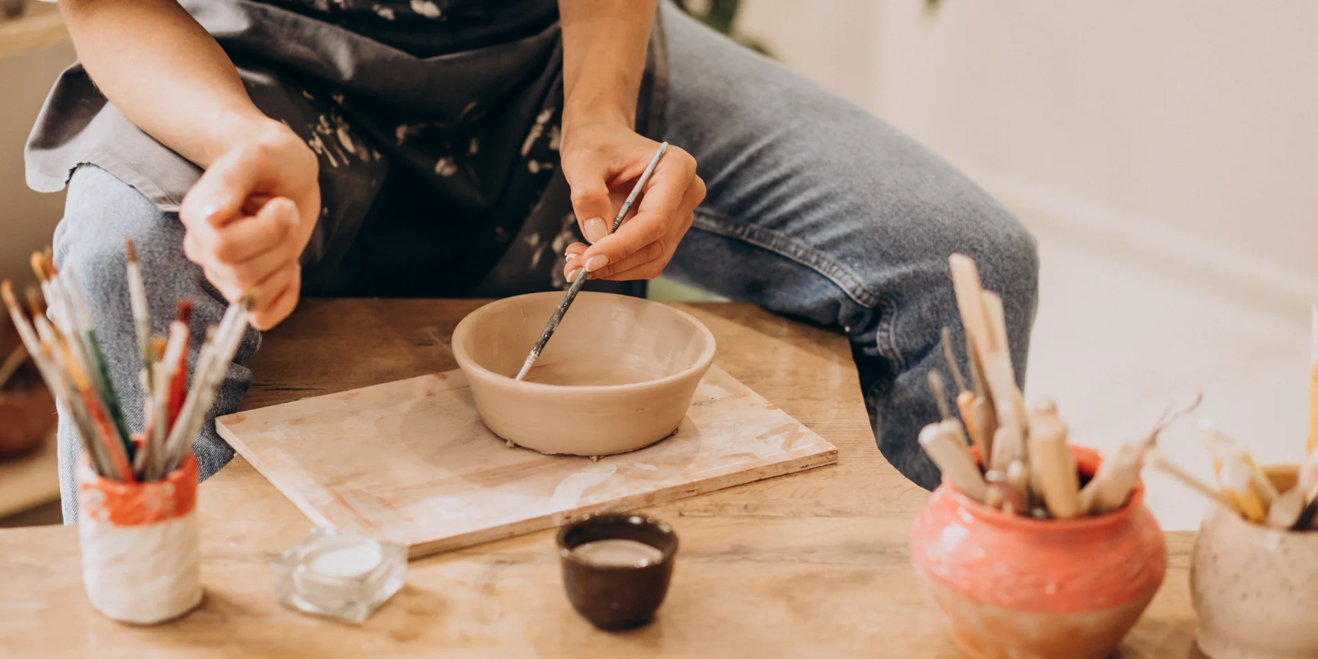Vrouwelijke ambachtsman bij een pottenbakkerij