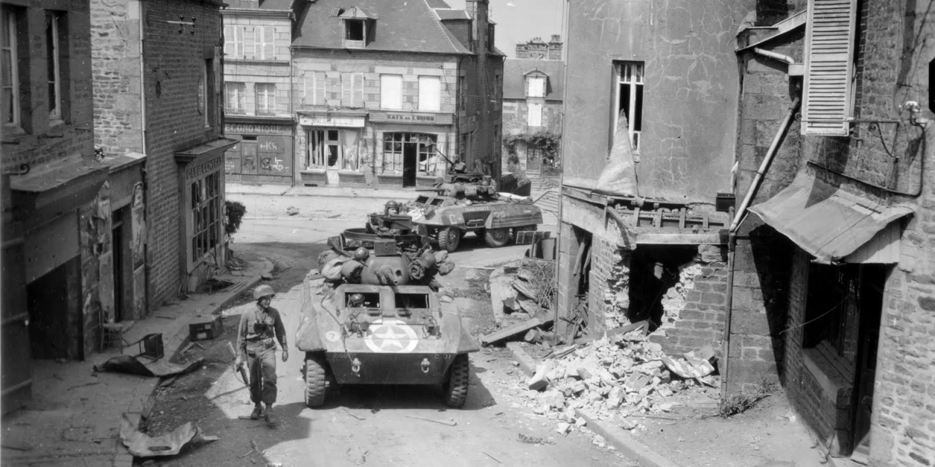 photo en noir et blanc d'une ville normande au moment de la libération par les alliés.