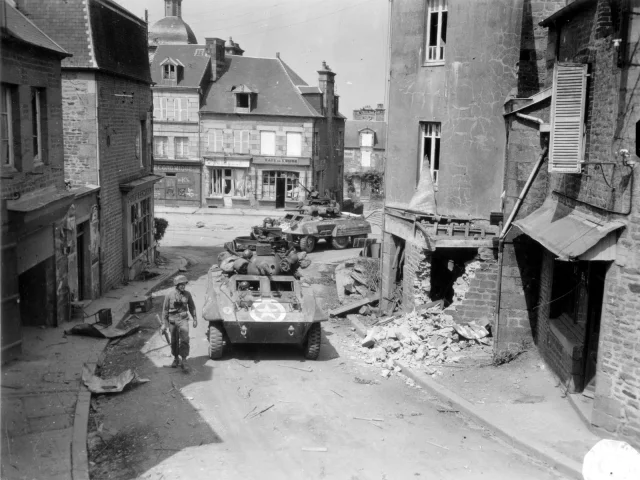 photo en noir et blanc d'une ville normande au moment de la libération par les alliés.