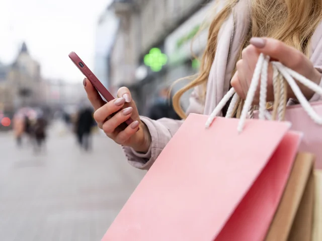 Jeune Adulte Faisant Du Shopping Dans Ville