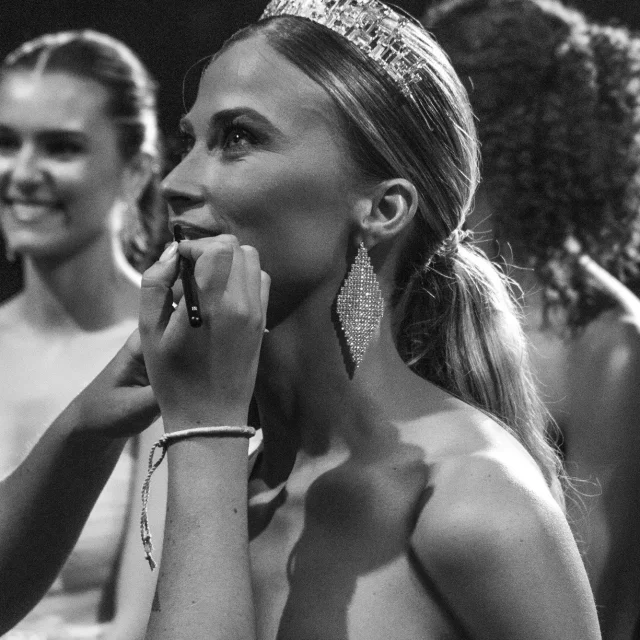 Lucile Lecellier en train de se faire maquiller