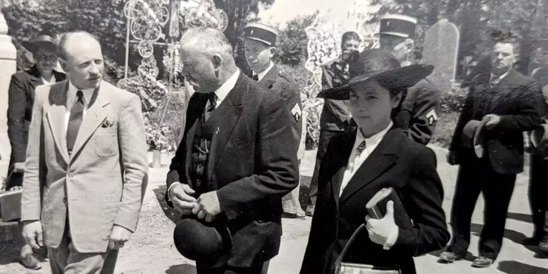 Marguerite Blouët en 1945, aux côtés de Philippe Texier-Hugou, le maire